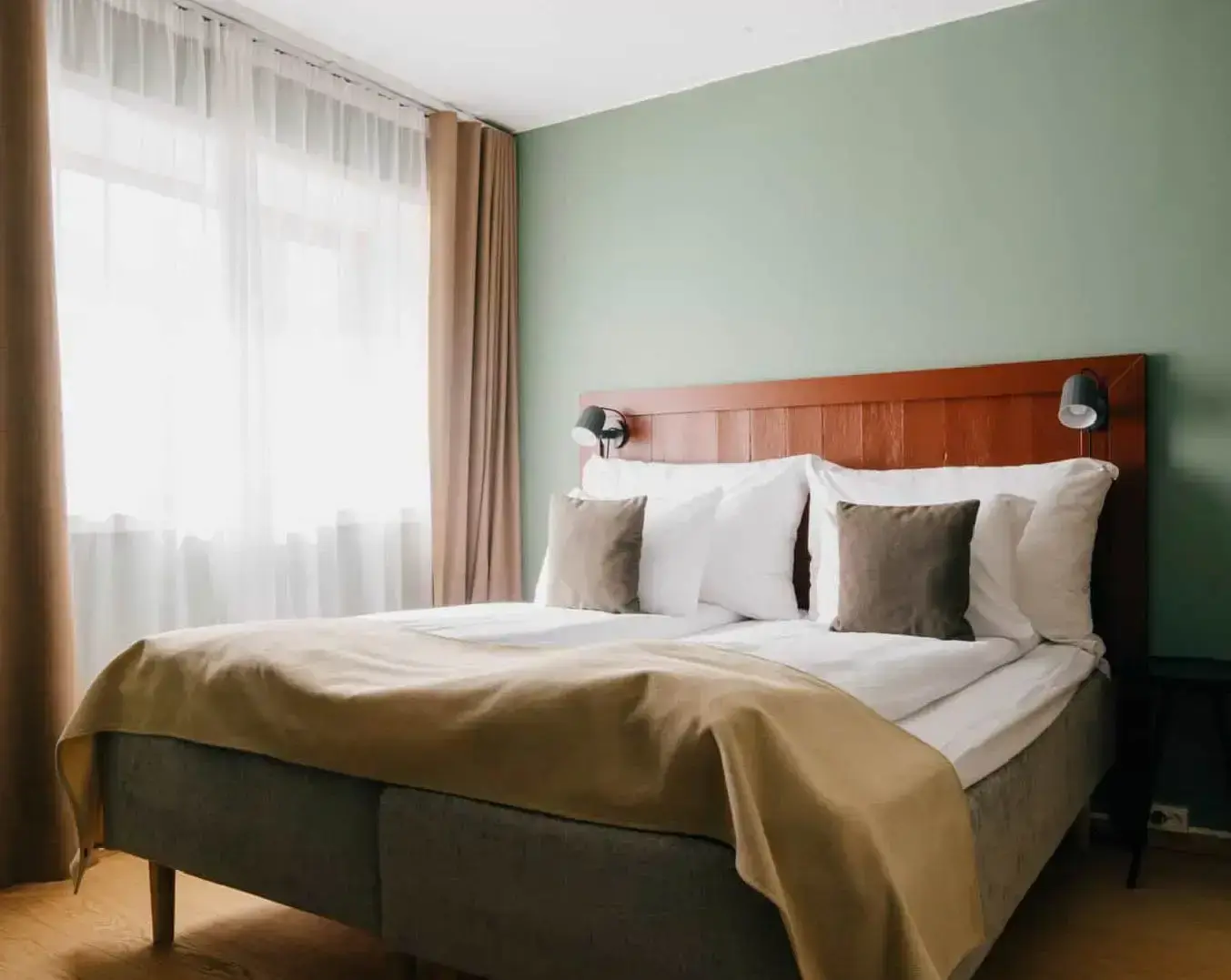 Kronen Hotels Website body Image 1 1076 x 1352-50