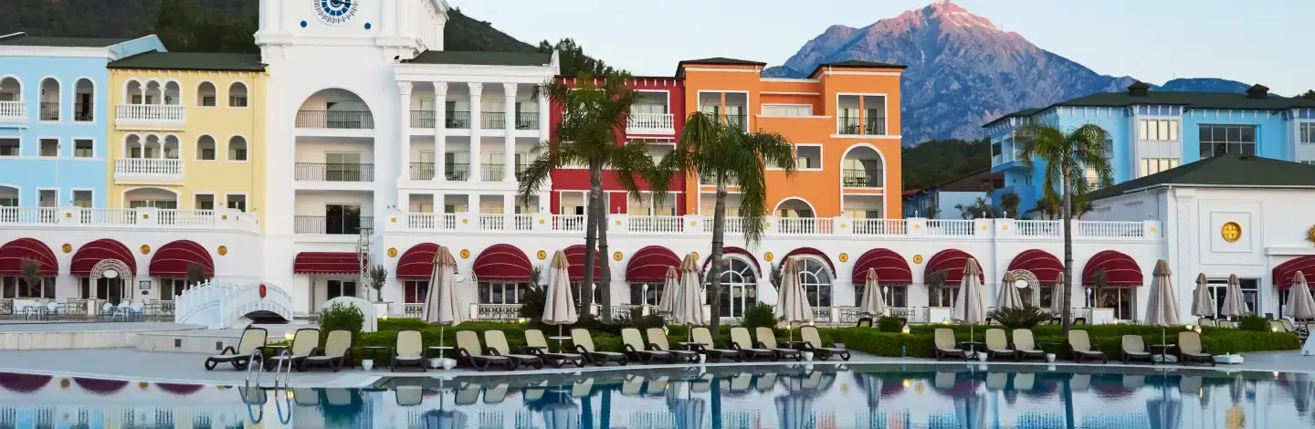 Differences between a hotel and a resort New size hero