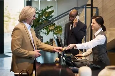 atención al huésped de un hotel