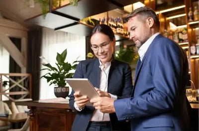 cómo hacer una reseña en booking