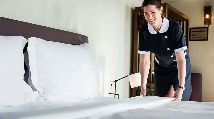 What are hotel employee incentive programs
