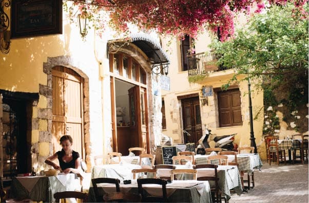 Wat zijn de taken van een food and beverage manager in een hotel?